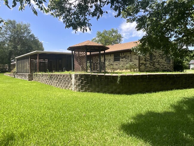 Building Photo - 530 Hilliard Dr