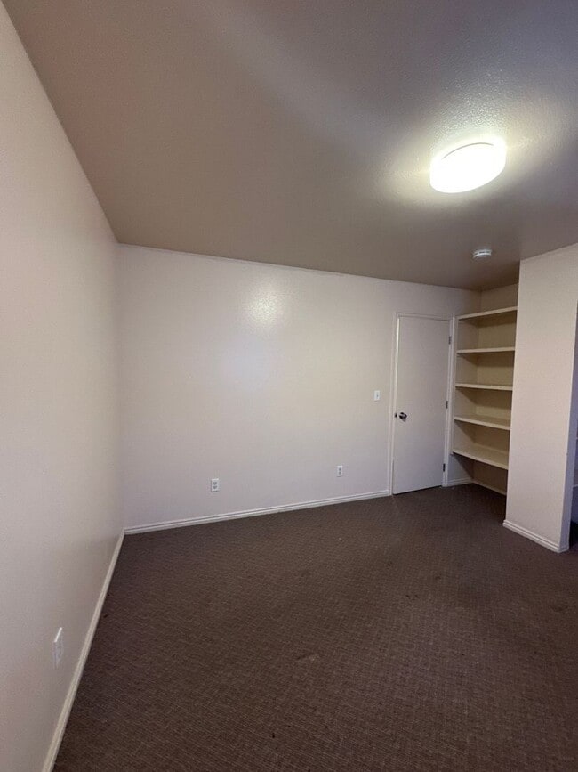 Building Photo - Milford Townhouse