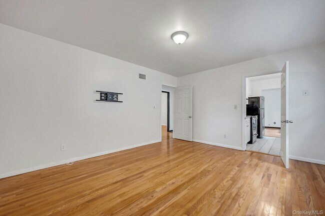 Building Photo - 417 City Island Ave