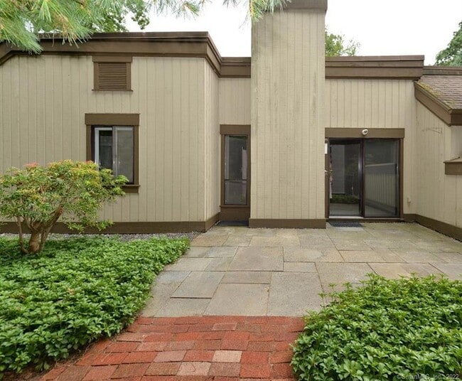 Building Photo - 994 Heritage Vlg
