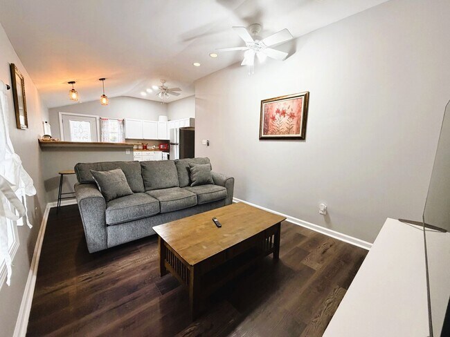 Building Photo - 512 S 6th St