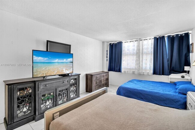 Building Photo - 2030 S Ocean Dr