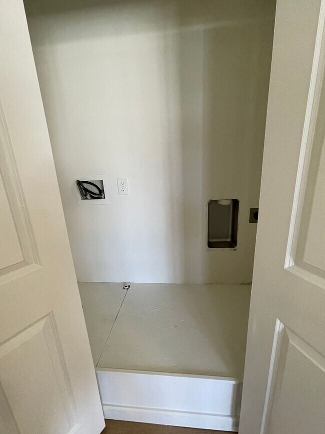 Building Photo - AMAZING SINGLE-FAMILY HOME! CLOSE TO CAMPUS AND SPORTS COMPLEX!