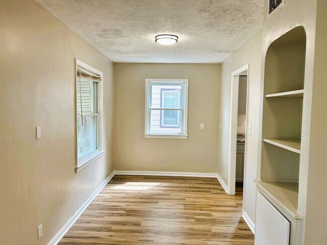 Building Photo - 2450 Greenvale Rd