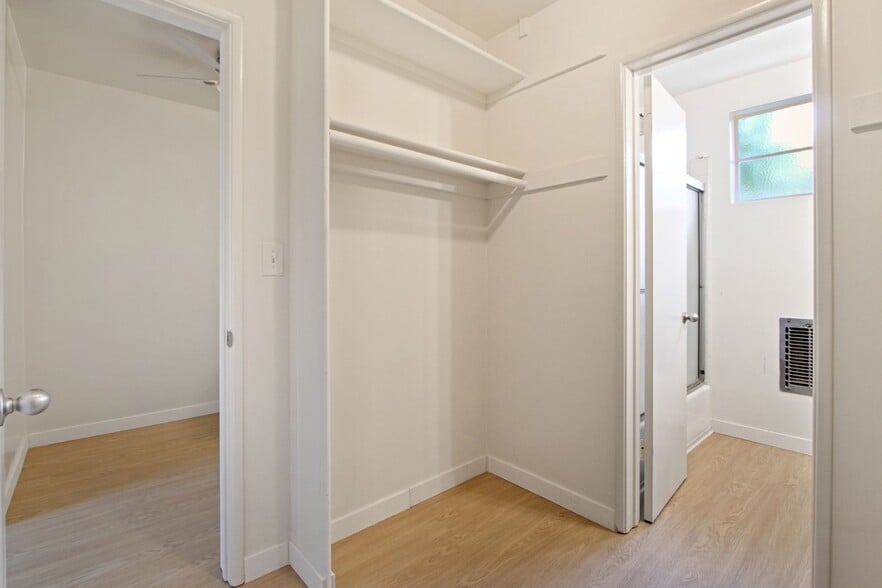 Building Photo - 10908 SM Blvd, prime Westwood, near transit