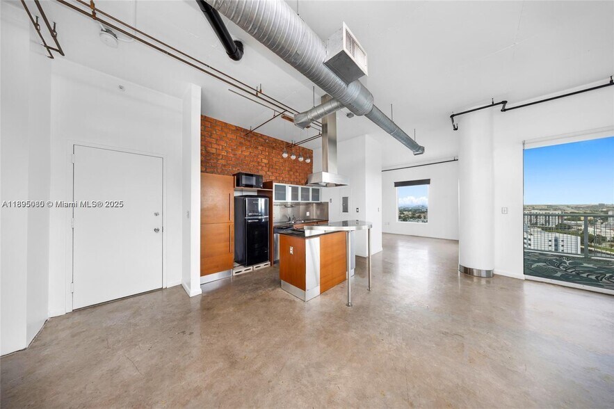 Building Photo - 10 SW South River Dr