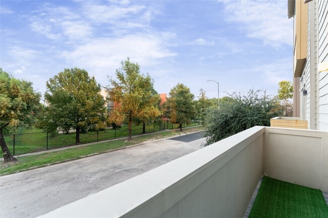 Building Photo - 3802 Lovejoy St