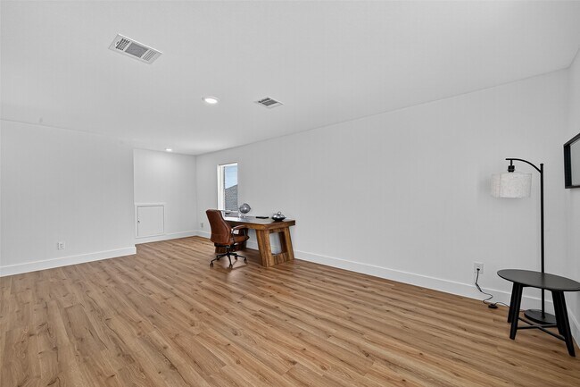 Building Photo - 27615 Village Cir Dr