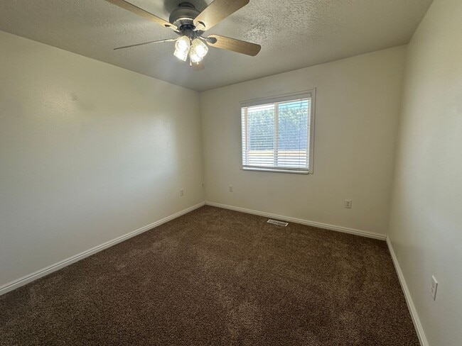 Building Photo - 2 Bed, 1.5 Bath Townhome in the Meadows