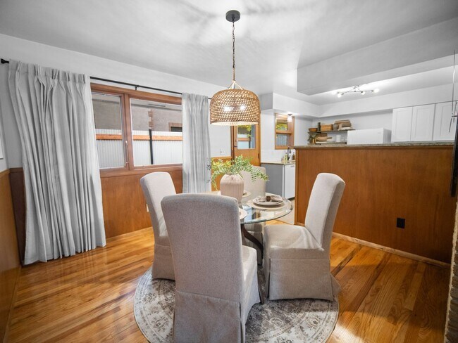 Building Photo - Beautiful FULLY FURNISHED TWO BEDROOM DUPLEX!