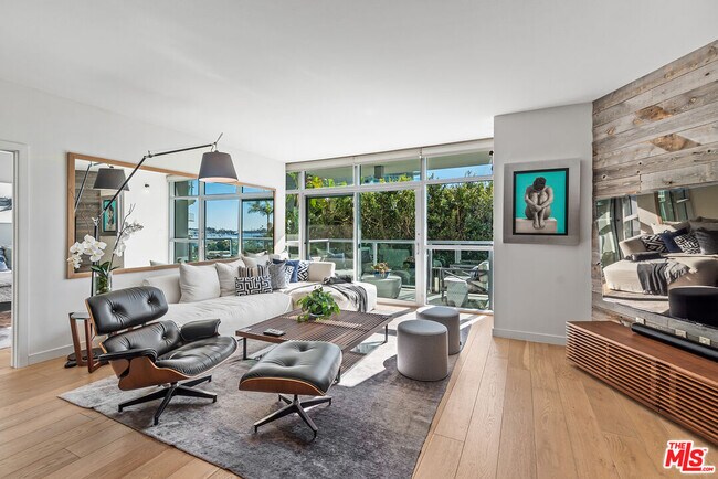 Building Photo - 13700 Marina Pointe Dr