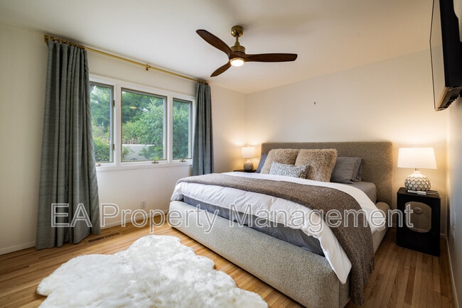 Building Photo - 520 San Pasquale Ave SW