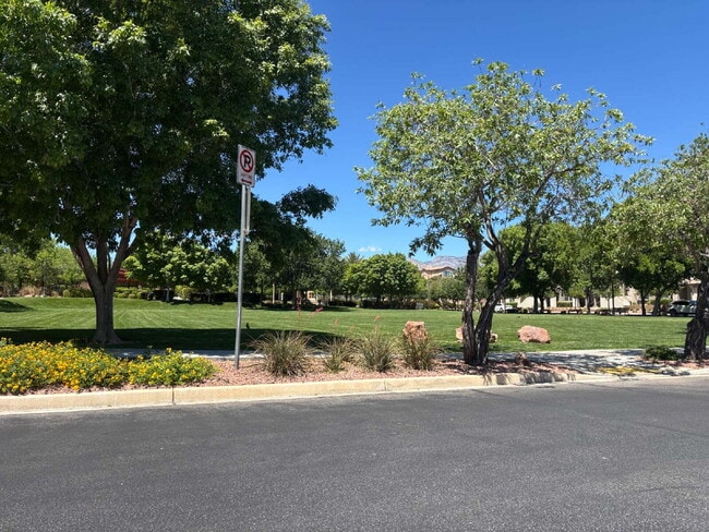 Building Photo - 3 Bed 3.5 Bath Summerlin
