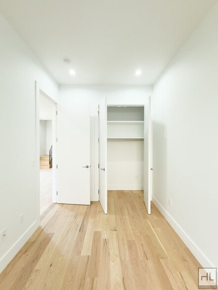 Building Photo - Expansive Sun-drenched Bed-Stuy 7 Bed 3-Bath Duplex