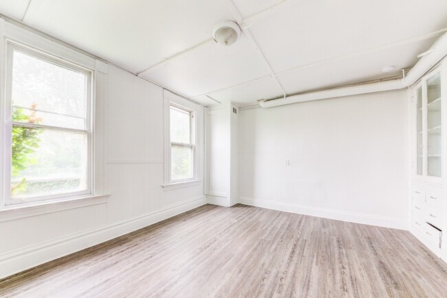 Building Photo - AVAILABLE AUGUST 2026 - Spacious Renovated 4 Bedroom, 1.5 Bath Home w/ AC!