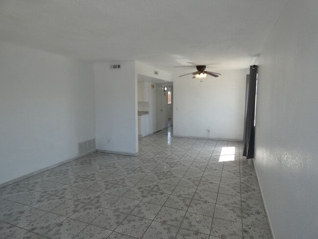 Building Photo - Cozy 2 bedroom 2 bath House with 2 Car Garage