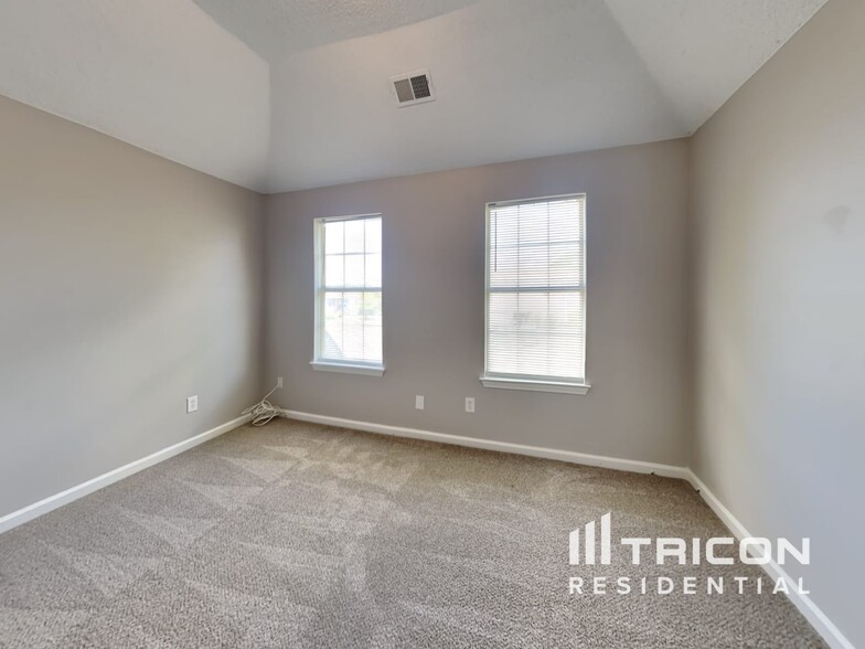 Building Photo - 3885 Riverview Bend