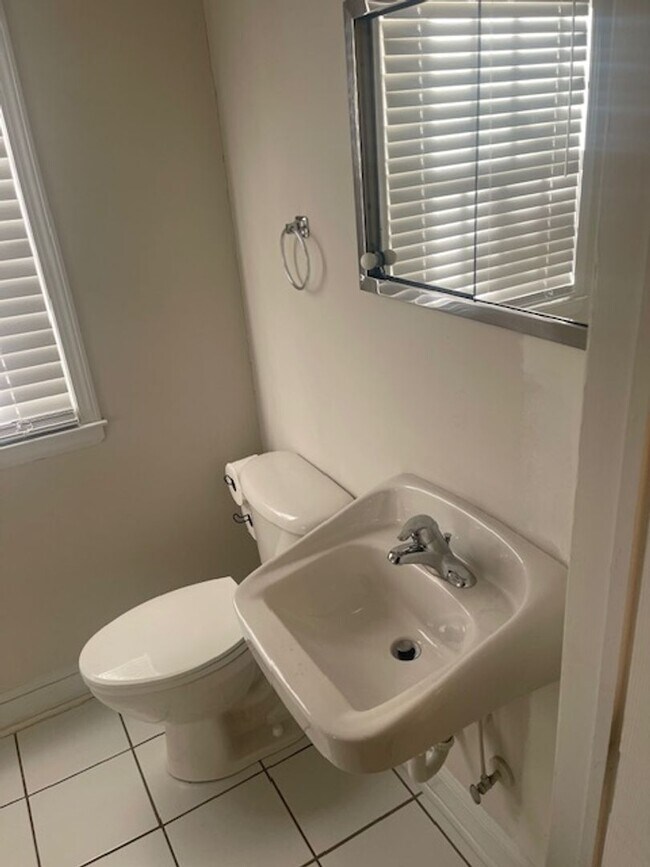 Building Photo - Split level 4 bedroom in Madison Park