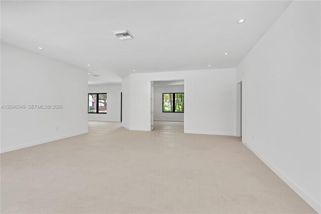 Building Photo - 950 Bayamo Ave