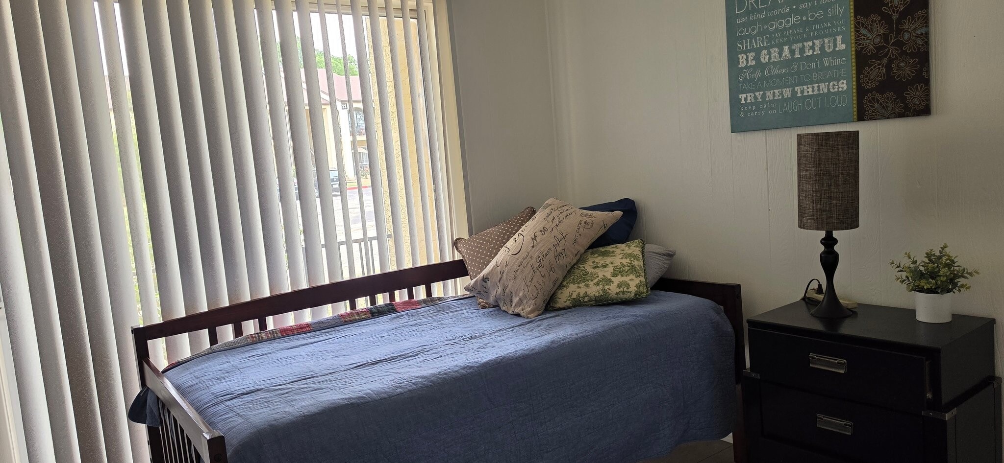 Building Photo - 8702 Village Dr