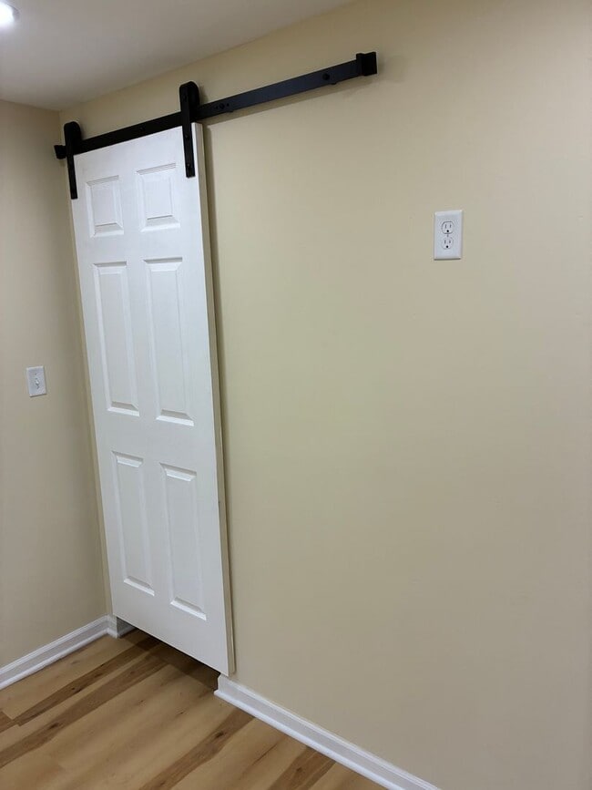 Building Photo - Stylish Renovated Home