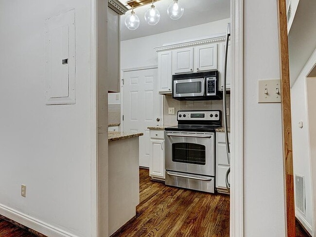 Building Photo - "Charming 2-Bedroom Retreat in Birmingham – Cozy 932 Sq Ft Haven!"