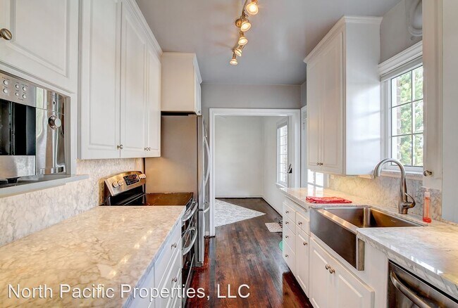 Building Photo - 3 br, 3 bath House - 2524 Montavista Place...