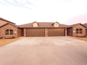 Building Photo - 510 Vee St