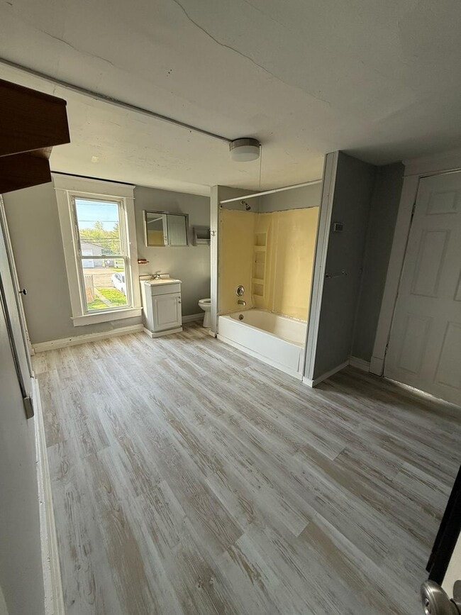 Building Photo - 3 bedrooms 1 bath