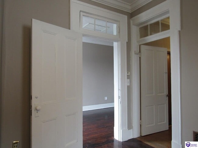 Building Photo - 208 N Mulberry St