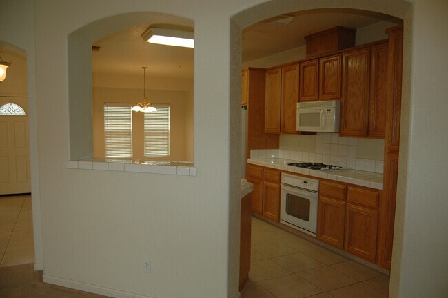 Building Photo - Spacious 3 Bed / 2 Bath Home – Over 2,000 Sq Ft