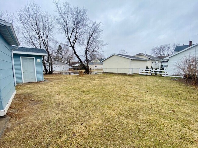 Building Photo - 997 Shawano Ave