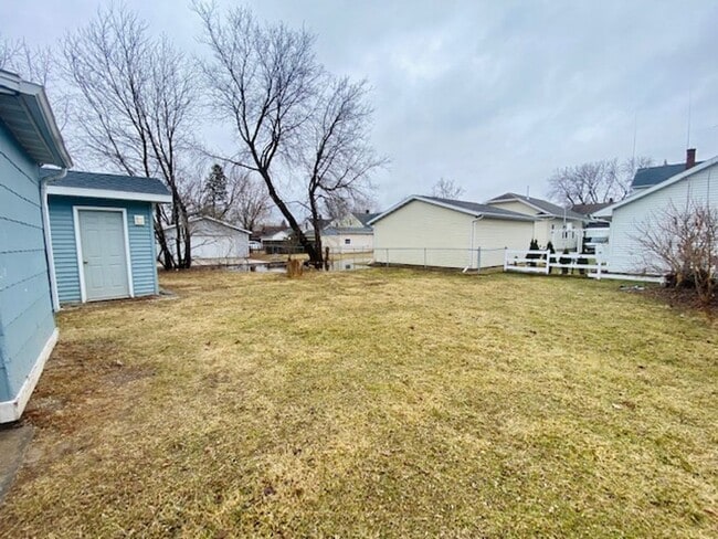 Building Photo - Spacious 2 Bedroom Single Family Home Available Soon!