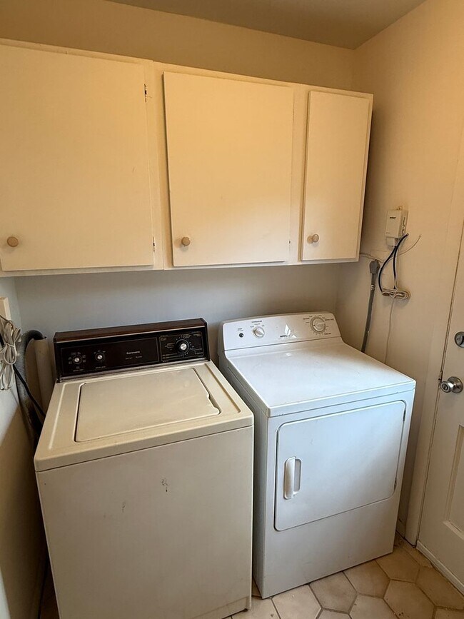 Building Photo - Olde Crofton Charm! Two Bedroom Townhome