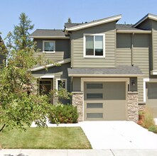 Building Photo - Beautiful 3 Bed/2.5 Bath Townhome in Great Location - Vail Lane