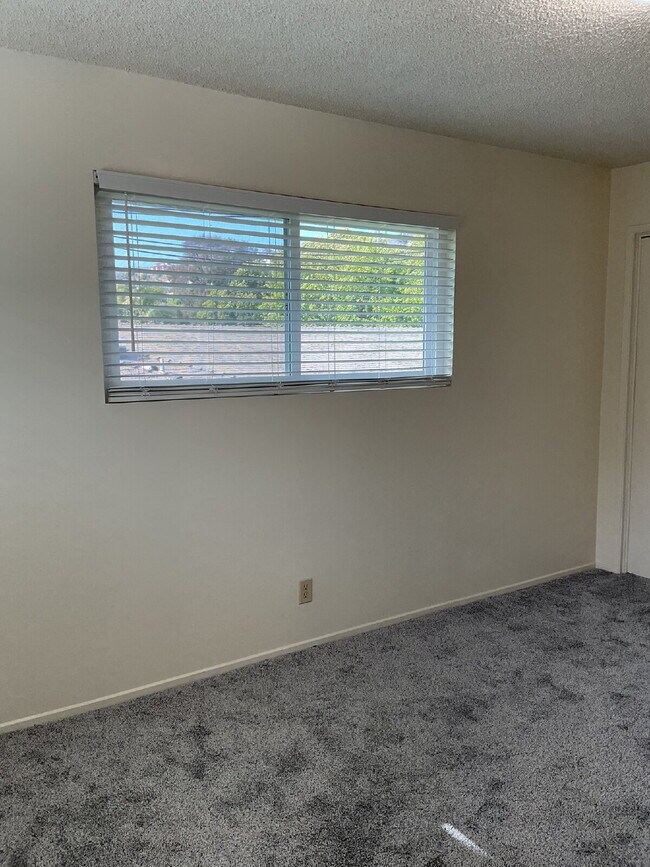 Building Photo - "Charming 2-Bed Oasis in Ventura – Cozy 90...