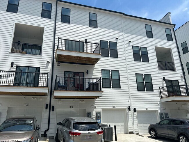 Building Photo - Luxury Condo in Raleigh - 3 beds|2.5 baths...