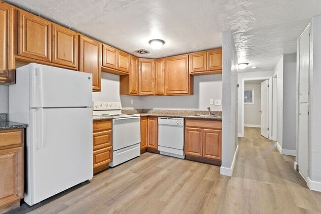 Building Photo - MOVE IN SPECIAL 1ST MONTH RENT FREE!! 2 be...