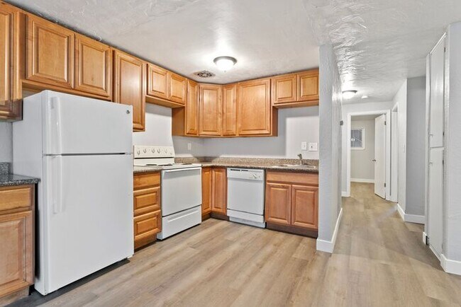 Building Photo - MOVE IN SPECIAL 1ST MONTH RENT FREE!! 2 bedroom unit!!