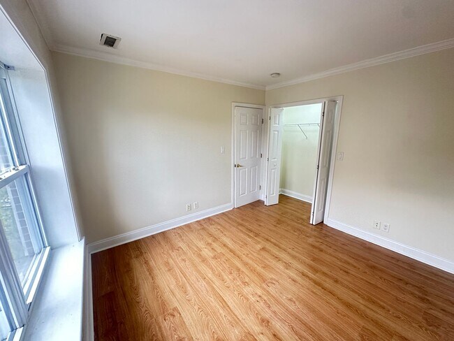 Building Photo - 3Br/2Bth in Oak Sq. Great for a roommates. 3 parking included,  laundry IN UNIT!
