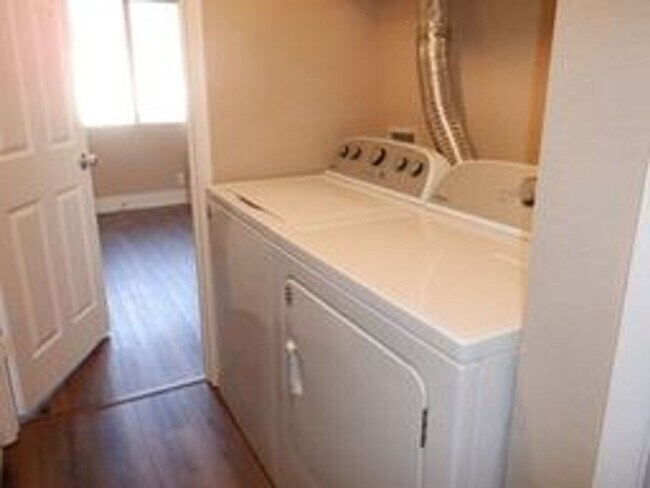 Building Photo - Charming 2nd floor townhome with large, co...