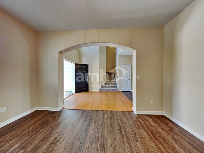 Building Photo - 6 Roberts Hill Dr