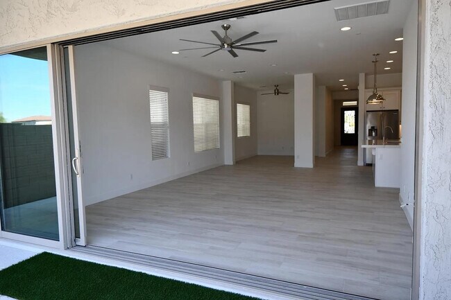 Building Photo - 820 E Ashurst Dr