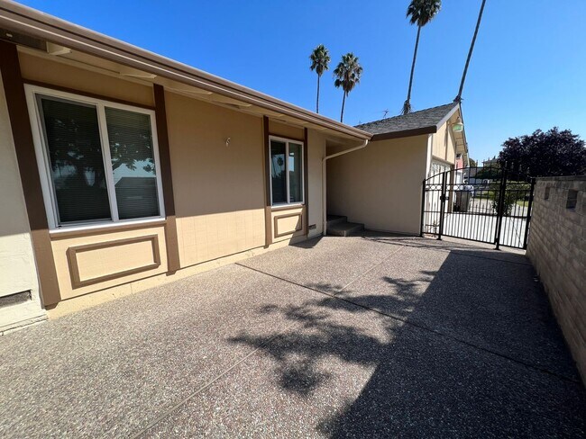 Building Photo - Newly Updated 4/2 Home! Remodeled Bathroom...