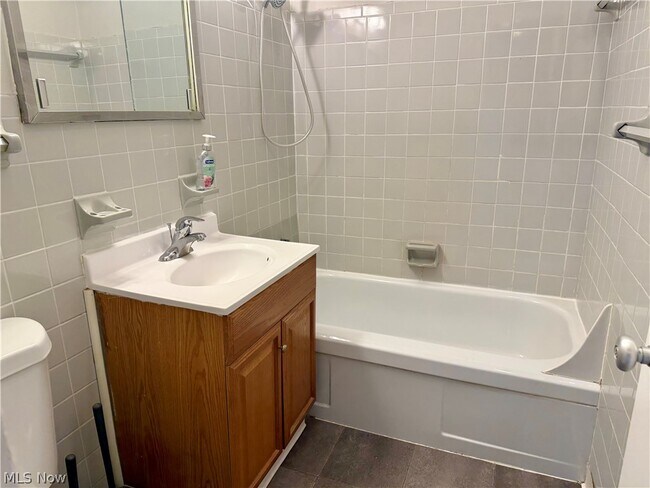 Building Photo - 11850 Edgewater Dr