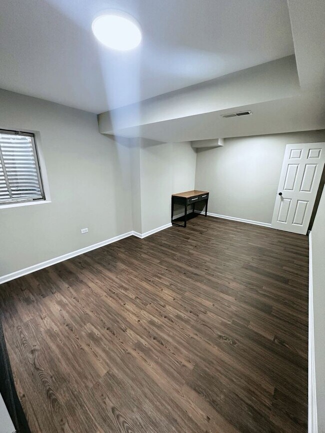 Building Photo - Updated 5 bedroom Kenosha home