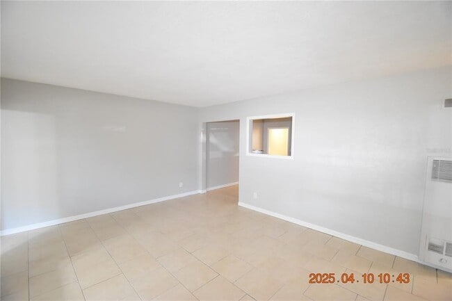 Building Photo - 402 S Comet Ave
