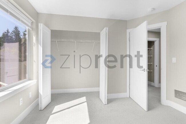 Building Photo - Unit B