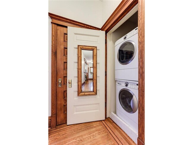 Building Photo - 1520 Elliot Ave S