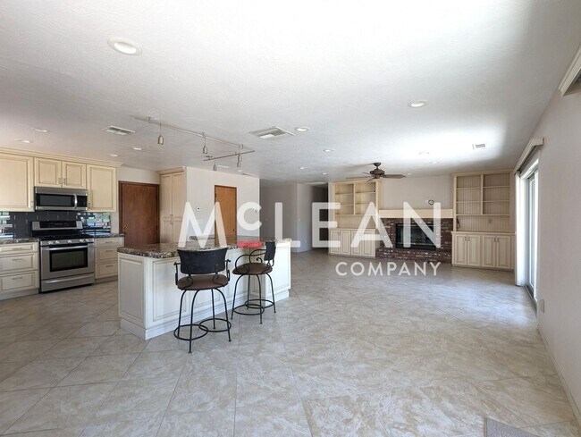 Building Photo - Resort Living in Desert Hot Springs